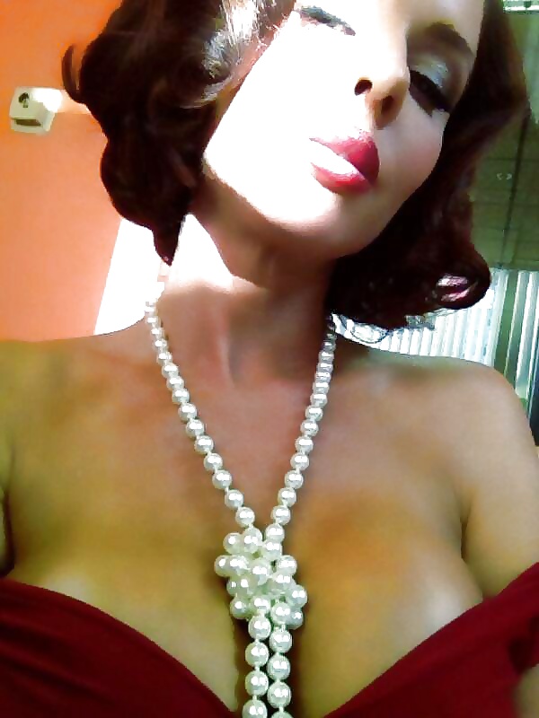 Veronica Avluv selfshots 15