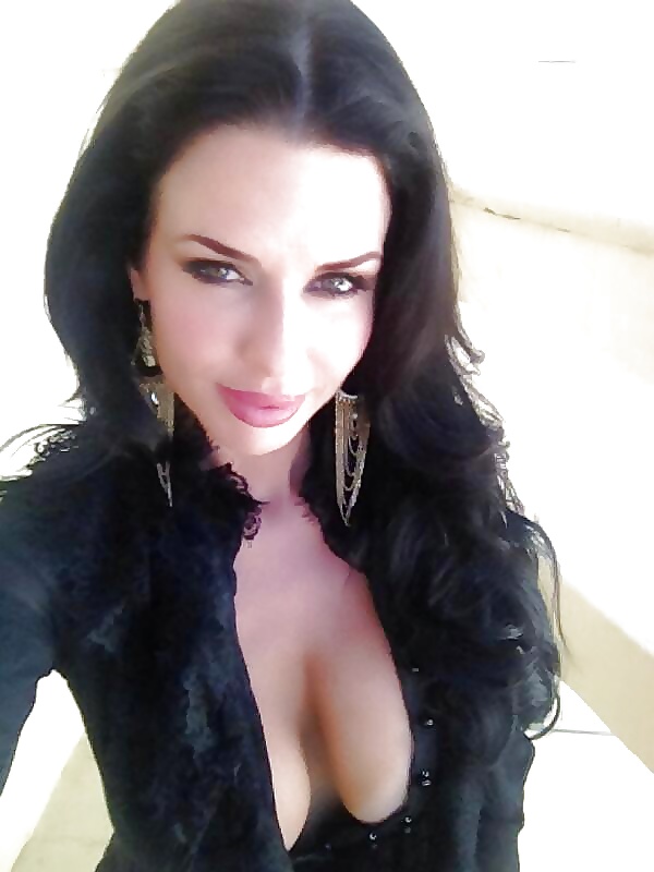 Veronica Avluv selfshots 1