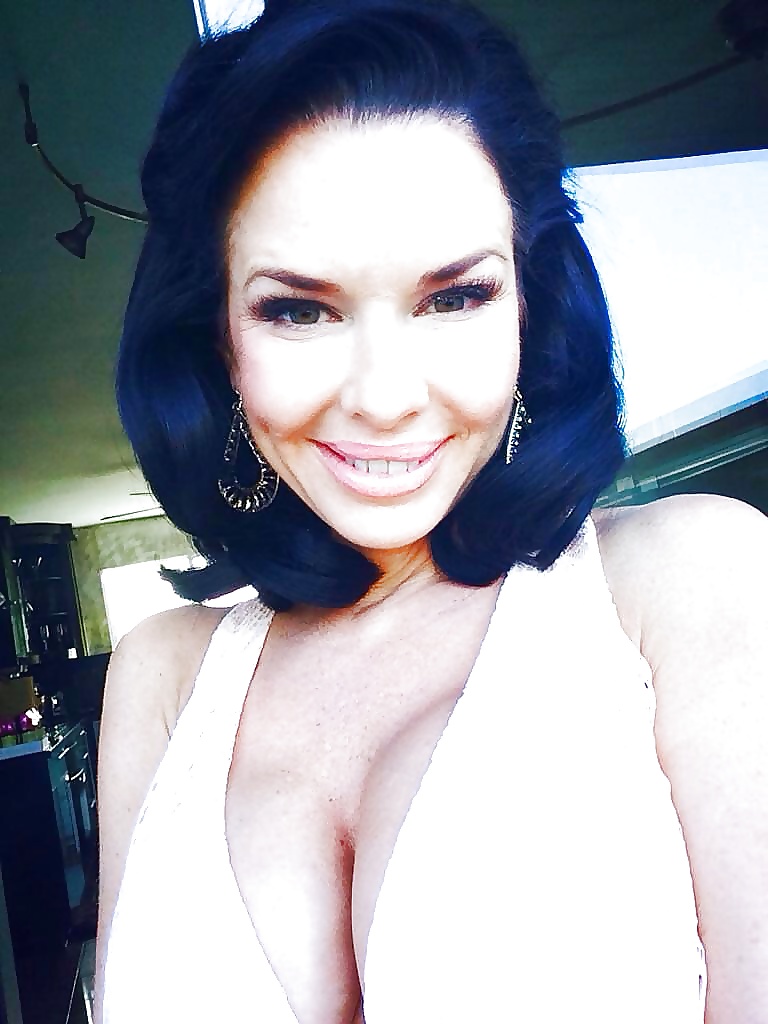 Veronica Avluv selfshots 1