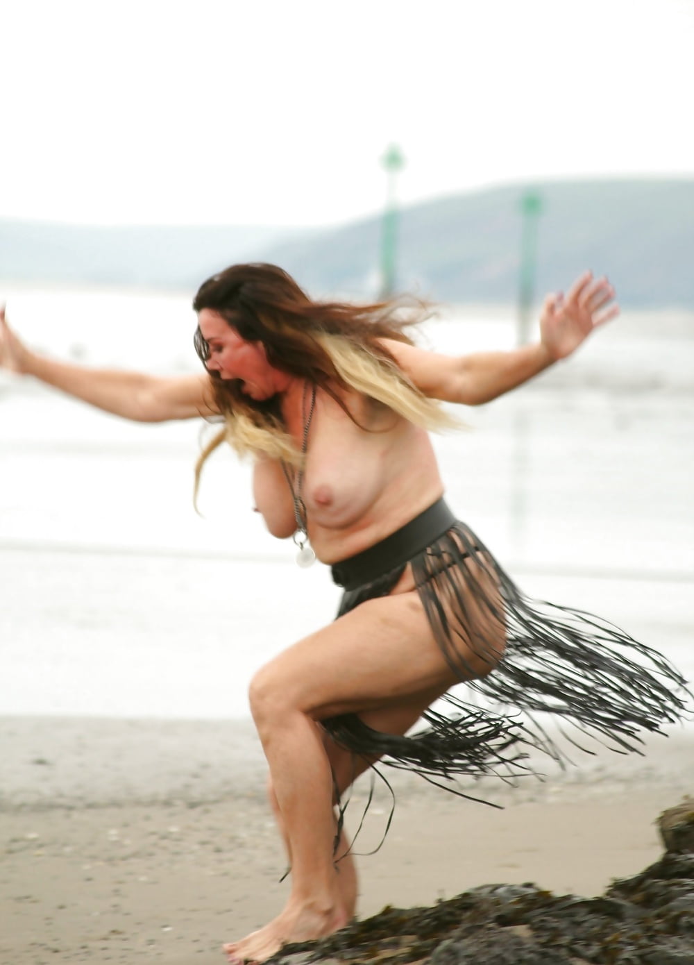 Lisa Appleton beach topless oct 2017 18