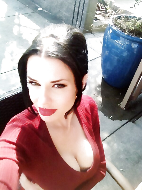 Veronica Avluv selfshots 6