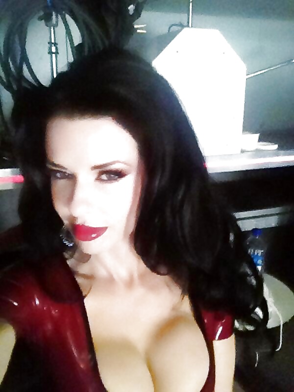 Veronica Avluv selfshots 5