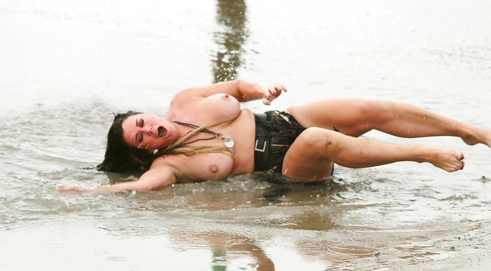 Lisa Appleton beach topless oct 2017 7