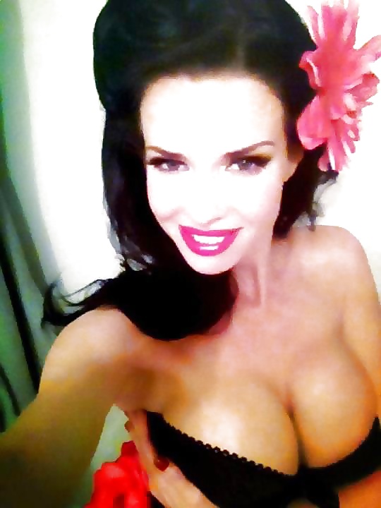 Veronica Avluv selfshots 12